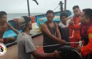 4 Nelayan Asal Pasarpuat Berhasil di Evakuasi SAR Mentawai di Perairan Pantai Mapaddegat