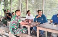 Berikan Motivasi, Babinsa 02 Muara Siberut Sambangi Nelayan di Desa Maileppet
