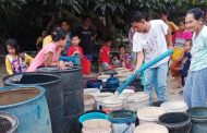 Alami Kekeringan, BPBD Mentawai Salurkan Air Bersih Kepada Masyarakat