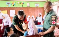 Kodim 0319 Mentawai dan Tim Puskesmas Berikan Suntikan Vaksin Cegah Kanker Serviks Kepada Pelajar
