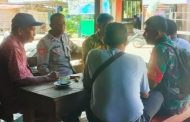 Bahas Rencana Pembersihan Badan Jalan, Babinsa Koramil 02 Muara Siberut Komsos Dengan Warga