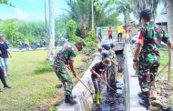 Koramil 02 Muara Siberut Goro Bersama Warga Bersihkan Saluran Parit Irigasi