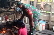 Babinsa Masuk Dapur Bantu Warga Kurang Mampu di Dusun Maguiruk