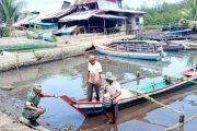 Babinsa Serka Dendi Ajak Nelayan  Peduli Dengan Lingkungan Bersih