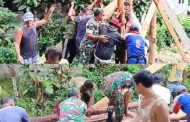 Babinsa Koramil 02 Muara Siberut Bantu Selesaikan Menara Lonceng Gereja di Desa Muntei