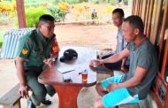 Pantau Kondisi Wilayah, Babinramil 04 Sikakap Komsos Dengan Kadus