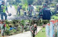 Personel Kodim 0319 Mentawai Bersama Warga Berjibaku Bersihkan Jalan Lintas Dusun Sosoroat dan Maosa