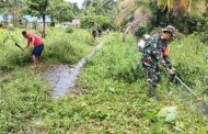 Bersama Warga, Babinramil 03 Sipora Goro Bersihkan Jalan Lingkar Pemukiman