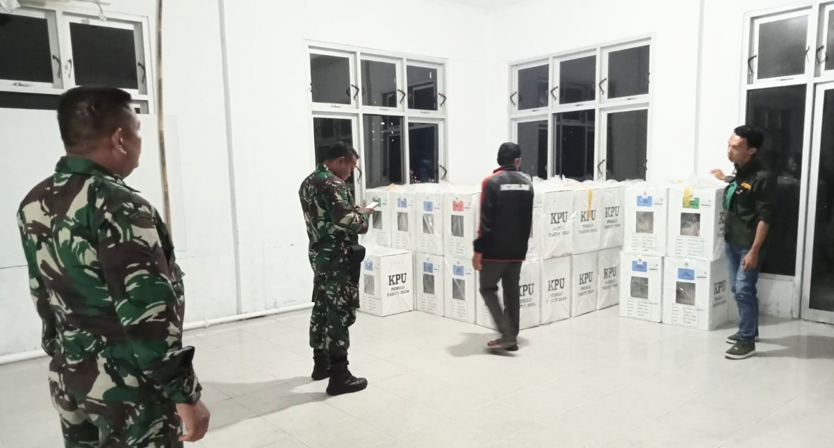 Babinramil 01 Sikabaluan Kawal Kedatangan Logistik Pemilu di Siberut Utara