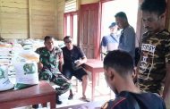 Penyaluran Bantuan Beras di Desa Saumanganya di Dampingi Babinramil 04 Sikakap