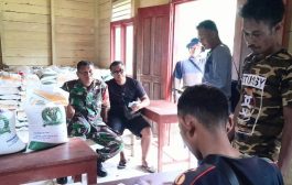 Penyaluran Bantuan Beras di Desa Saumanganya di Dampingi Babinramil 04 Sikakap