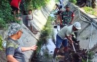 Jumat Bersih, Koramil 02 Muara Siberut Bersama Warga Bersihkan Saluran Parit dan Pinggir Jalan 