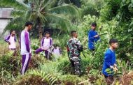 Peduli Lingkungan, Babinramil 01 Sikabaluan Bersama Pelajar Bersihkan Pekarangan Sekolah