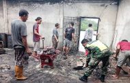 Babinramil 03 Sipora Bersama Warga Bantu Bersihkan Sisa Kebakaran Toko Eni/MS Jaya