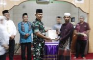 Safari Ramadhan Bersama PJ Bupati, Dandim 0319 Mentawai Serahkan Alquran Kepada Pengurus Masjid Nurul Iman Sioban