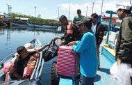 Wujud Kepedulian, Babinramil 01 Sikabaluan Bantu Angkat Barang Warga Ke Speed Boat