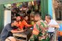 Babinsa Koramil 01/Sikabaluan, Tingkatkan Silaturahmi Bersama Anggota Basarnas Pos Unit Kecamatan Siberut Utara