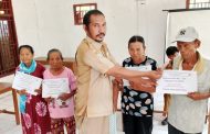 Kades Goiso'oinan Serahkan BLT Tahap I Tahun 2024 Kepada 40 KPM