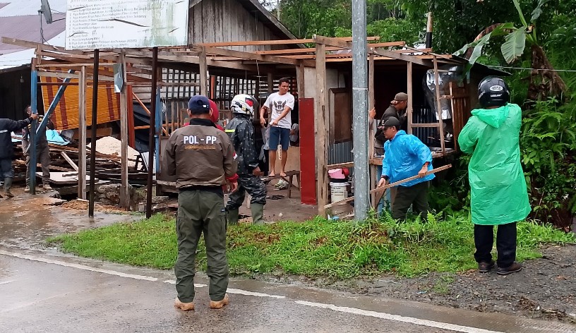 Satpol PP Mentawai Tertibkan Sejumlah Warung di Seputaran Tugu Sikerei