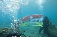 Abadikan Momen Langkah, Polres Mentawai Kibarkan Bendera Bawah Laut