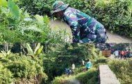 Jaga Alam, Kodim 0319 Mentawai dan Masyarakat Bersihkan Pinggiran Sungai Bukit Pamewa