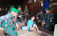 Satgas Pam Puter Yonif 133/YS Bantu Warga Penderita Tulang Keropos di Dusun Bubuakat