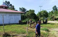 Babinramil 04 Sikakap dan Warga Bersihkan Pekarangan Masjid Al-Ihsan di Dusun Tunang