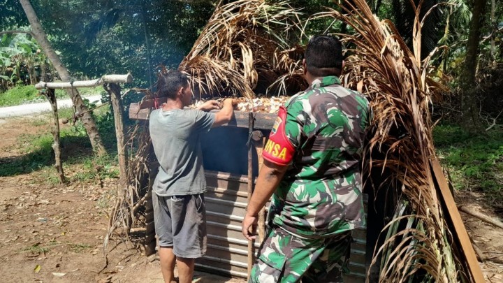 Wujudkan Masyarakat Produktif, Babinramil 04 Sikakap Lakukan Pendampingan 