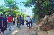 Babinramil 02 Muara Siberut Bersama Warga Goro Bersihkan Material  Longsor di Tiga Lokasi