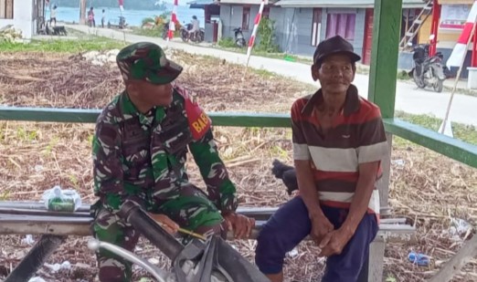 Sharing Informasi, Babinramil 02 Muara Siberut Komsos Dengan Warga