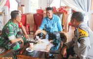 Perkuat Komunikasi, Duo Babinsa Komsos Dengan Ketua Forum Jurnalis Mentawai