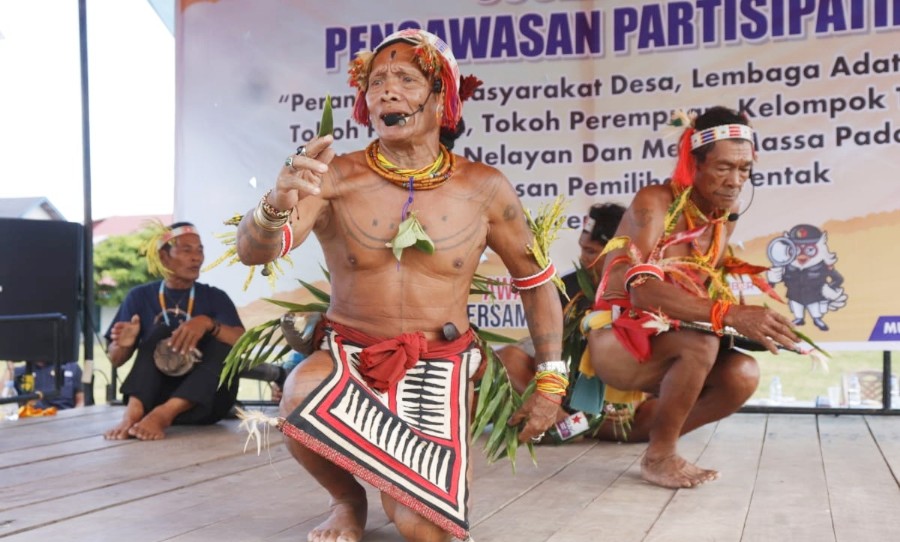 Uliat Kemut Meriahkan Pembukaan Sosialisasi Pengawasan Partisipatif di Muara Siberut