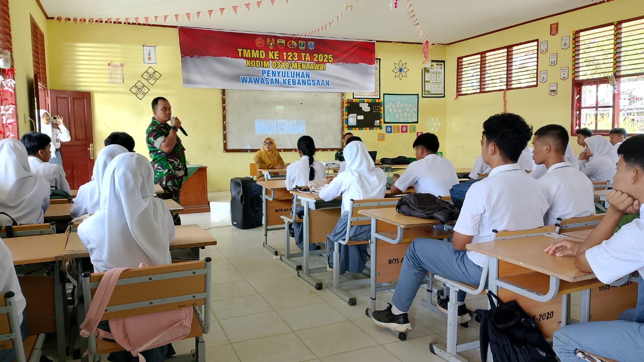 Satgas TMMD ke-123 Berikan Sosialisasi Wawasan Kebangsaan di SMAN 2 Sipora