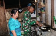Satgas TMMD 123 Bantu Ibu Asuh Memasak Untuk Makan Siang Bersama