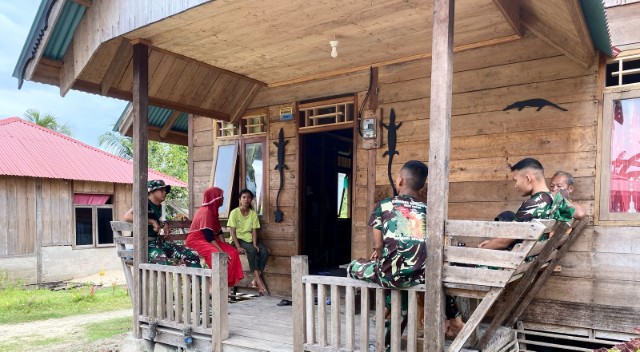 Anggota Satgas TMMD 123 Manfaatkan Waktu Istirahat Komsos Bersama Warga