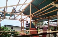 Rehab Rumah Rudi Tafa'nao, Satgas TMMD Lakukan Pemasangan Atap 