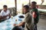Sambangi Warga Yang Tengah Menarik Sampan, Ini Motivasi Babinramil 03 Sioban 