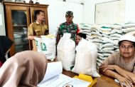 Babinramil 03 Sioban Dampingi Penyaluran Beras Bantuan Pangan Untuk Masyarakat