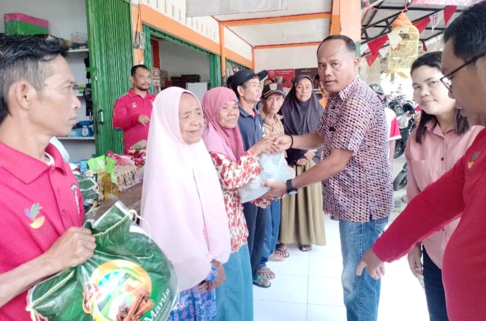 Legislator James Sibarani Gandeng Dinsos Salurkan Bansos Kepala Lansia dan Keluarga Risiko Stunting di Desa Bukit Pamewa