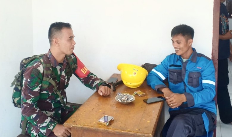 Perkuat Komunikasi, Babinramil 02 Muara Siberut Lakukan Komsos Dengan Petugas PLN