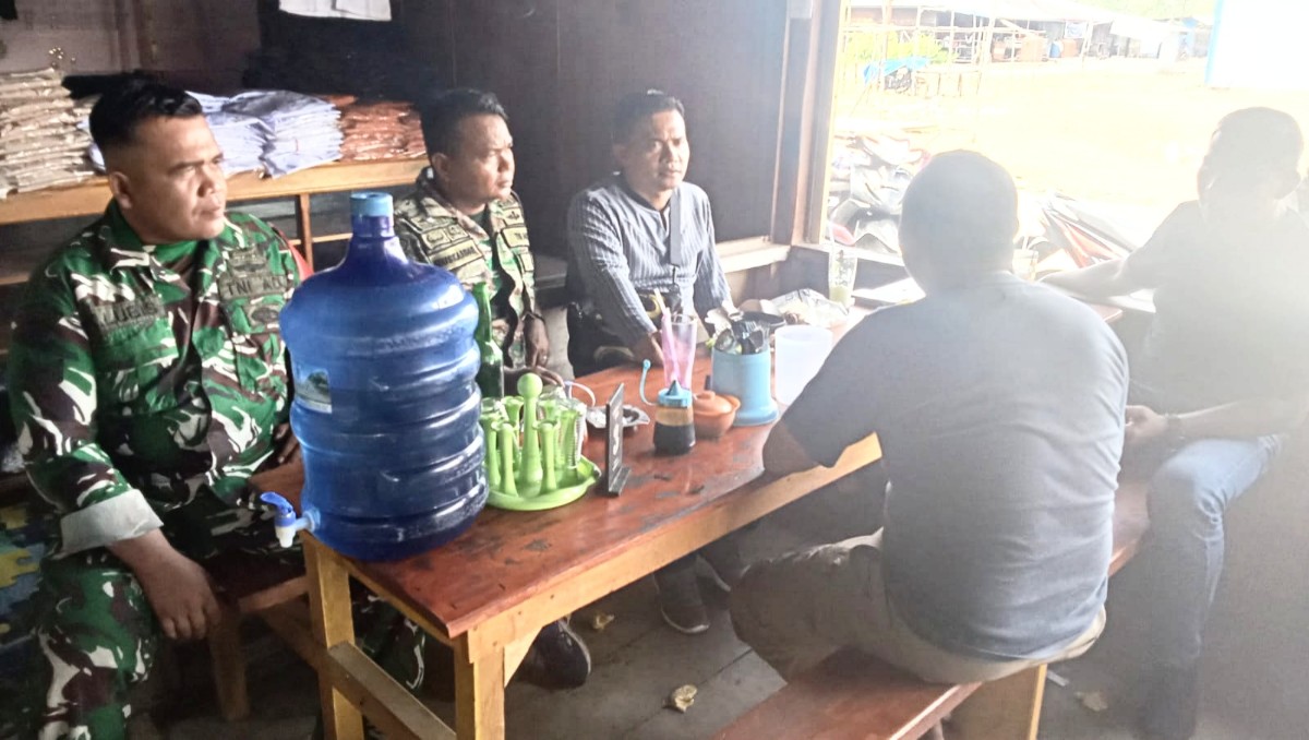 Bahas Kondisi Wilayah, Dua Babinrmail 01 Sikabaluan Sharing Soal Dermaga Dengan Personel Polri