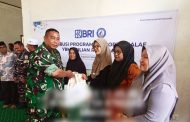 Babinsa Serma Ade Dampingi YBM Padang Salurkan Bantuan Untuk Majelis Taklim dan Mualaf di Masjid Matobe