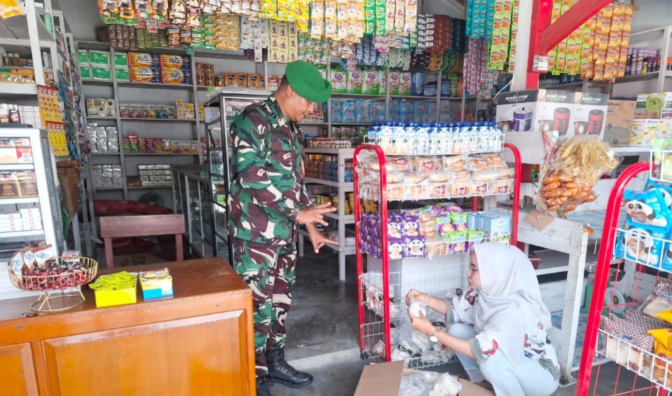 Sambangi Pekerja Tokoh, Babinrmail 02 Muara Siberut Berikan Motivasi 