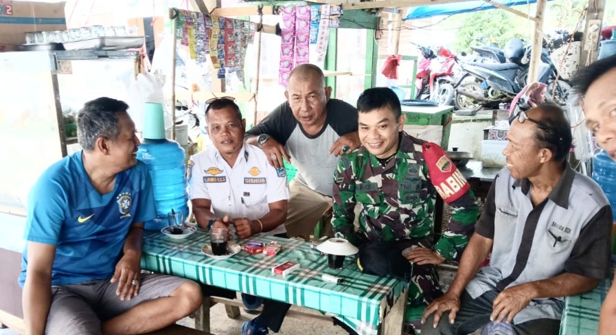 Bahas Kondisi Cuaca, Babinsa Serda J Simamora  Sambangi Petugas Unit Dishub Sikakap