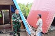 Sambangi Tukang Rumah, Babinramil 04 Sikakap Berikan Motivasi