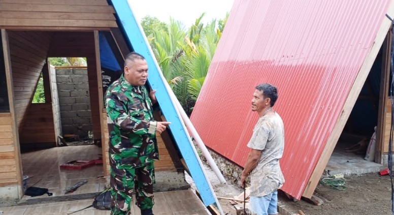 Sambangi Tukang Rumah, Babinramil 04 Sikakap Berikan Motivasi