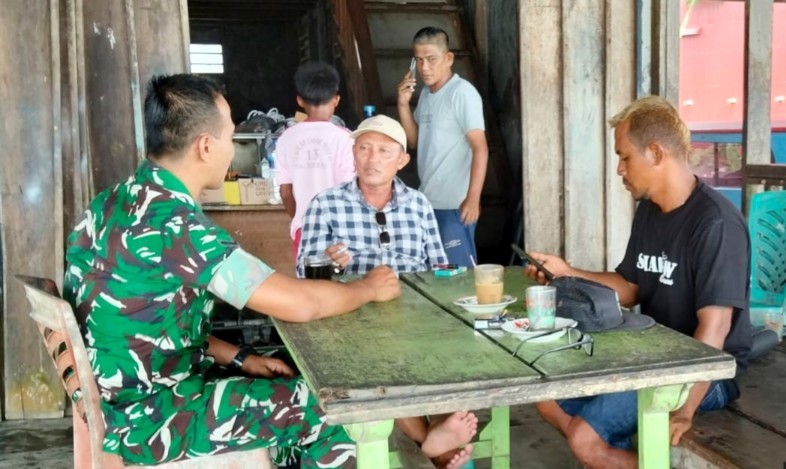 Jalin Silahturahmi, Babinramil 02 Muara Siberut Komsos Dengan Kades Katurei