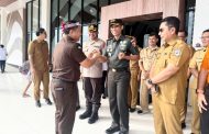 Dandim Bersama Forkopimda Mentawai Sambut Kejari Baru di Bandar Udara Rokot