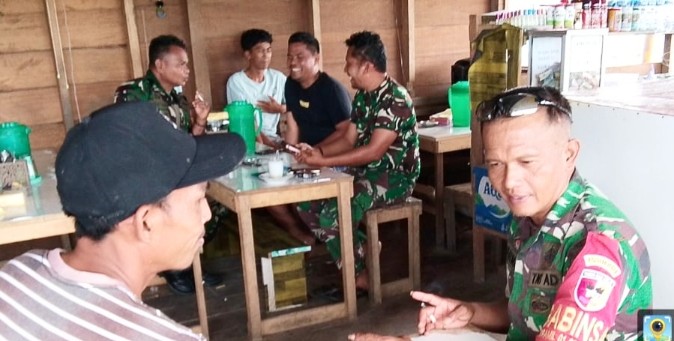 Sambangi Warga Petani, Babinrmail 01 Sikabaluan Bahas Perkembangan Tanaman Jagung