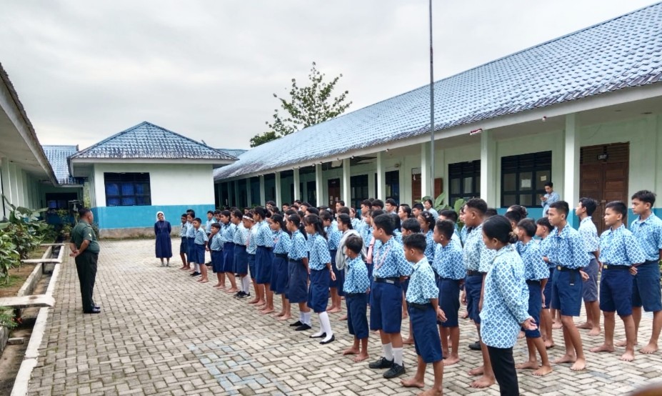Bentuk Karakter Pelajar, Babinramil 03/Sipora Berikan Wasbang di SMP Santo Petrus